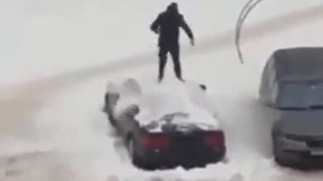 Как  чистить снег с машины