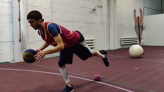 Упражнение Леброна для тренировки равновесия и баланса [челлендж на баскетбольный мяч] | BallGames смотреть онлайн