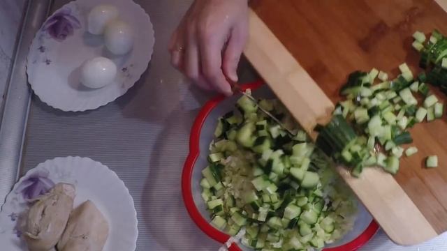Легкий салат из пекинской капусты с курицей смотреть онлайн