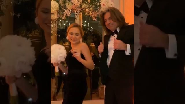 Дочь Дмитрия Маликова зажигательно станцевала с отцом на свадьбе друзей смотреть онлайн