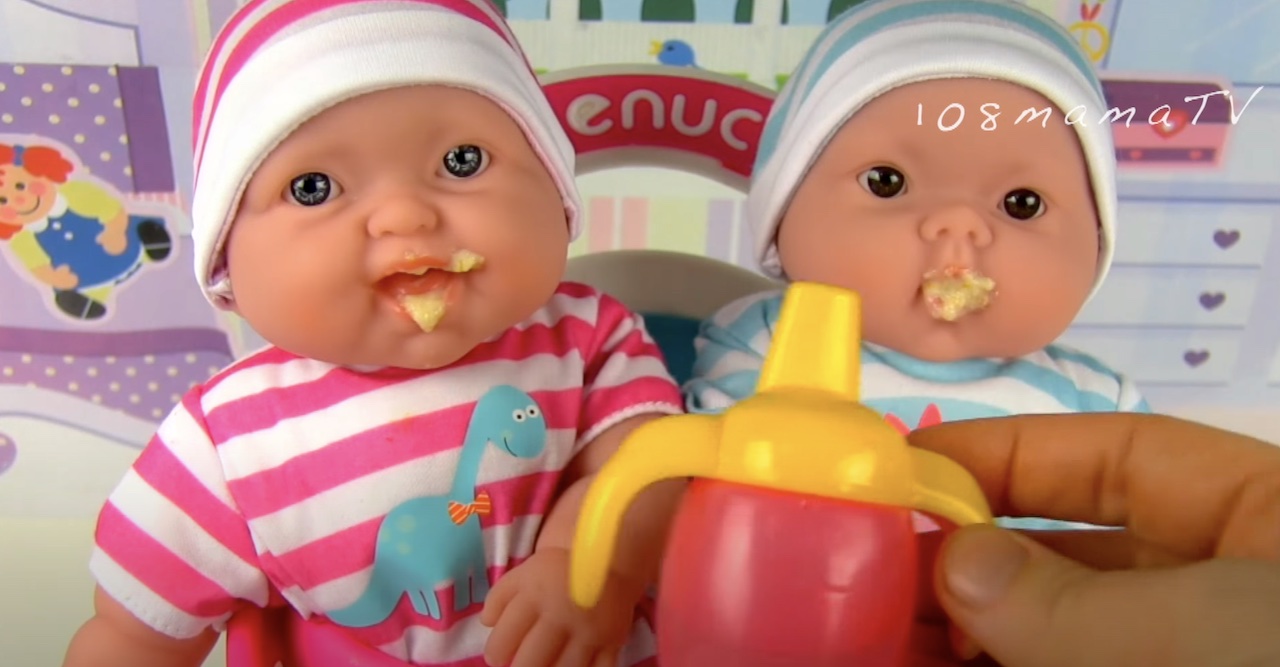 Куклы Пупсики ИГРАЕМ С ДВОЙНЯШКАМИ Мультик для детей Коляска Игрушка