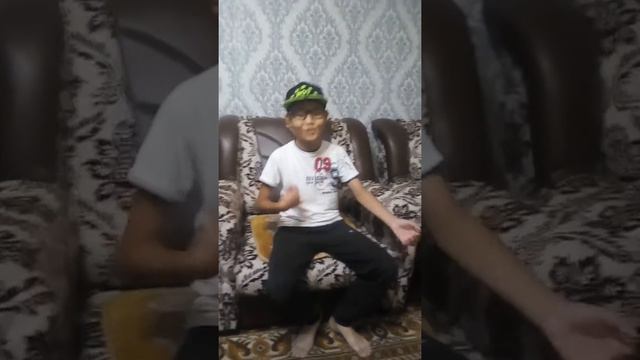 Зачем Она кладёт мужские Киндер в рот(добавка прикол) смотреть онлайн