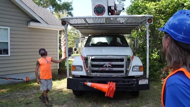 Tree Trimming | Chain Saw, Bucket Truck and Wood Chipper | Handyman Hal Tree Service смотреть онлайн