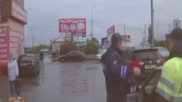 В Назарово пьяная женщина-водитель пыталасб скрыться от ДПС смотреть онлайн