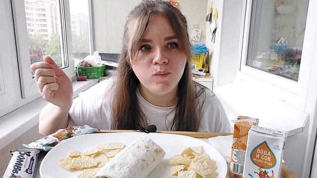 Мукбанг шаурма, чипсы, протеиновые батончики| Ем то, что посоветовали зрители #мукбанг #шаурма смотреть онлайн