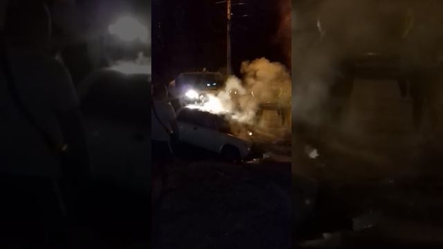 Поливальная машина потушила горящий ВАЗ в Барнауле. смотреть онлайн