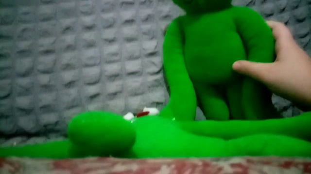 зелёный Радужный друг и крипер из Майнкрафта против зелёного Радужного друга и Зомби из Майнкрафта смотреть онлайн