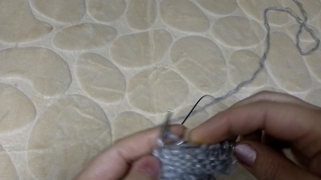 Двухсторонний узор спицами. Выпуклые полоски. смотреть онлайн