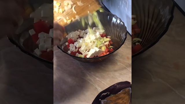 Быстрый рецепт салата. Ужин за 5 минут. Салат с помидорами, сыром и сухариками. Очень вкусный салат смотреть онлайн