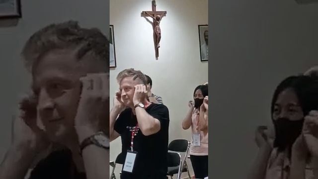 Любовь и вера: Подготовка к незабываемой свадьбе в католической церкви в Семаранге смотреть онлайн