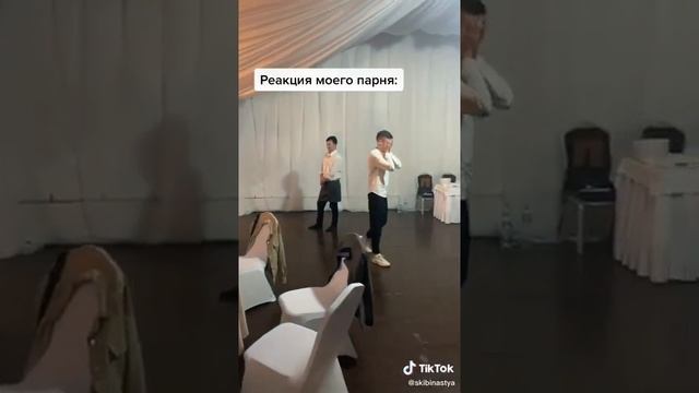 Когда девушка поймала на свадьбе букет, реакция ее парня смотреть онлайн