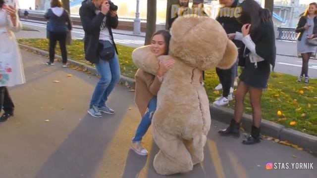 МЕДВЕДЬ ЛАПАЕТ ДЕВУШЕК ?? ПРАНКИ НАД ЛЮДЬМИ ЖЕСТКИЕ ПРАНКИ НА УЛИЦЕ Лучш смотреть онлайн