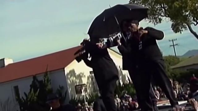Michael Jackson dancing on a car at his court appearance смотреть онлайн