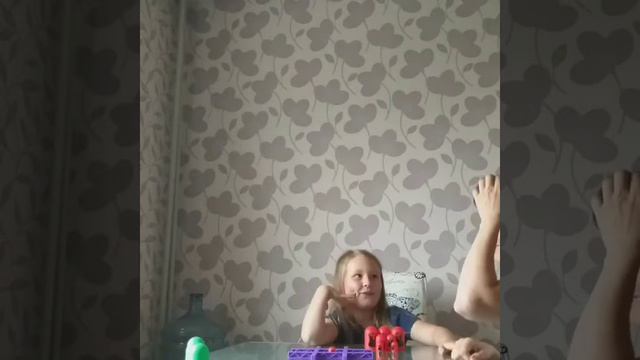 Увлекательная игра!!! Играем в голодные стаканчики смотреть онлайн