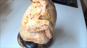 Курица, запеченная в духовке целиком на подставке для запекания курицы (ростер для курицы)