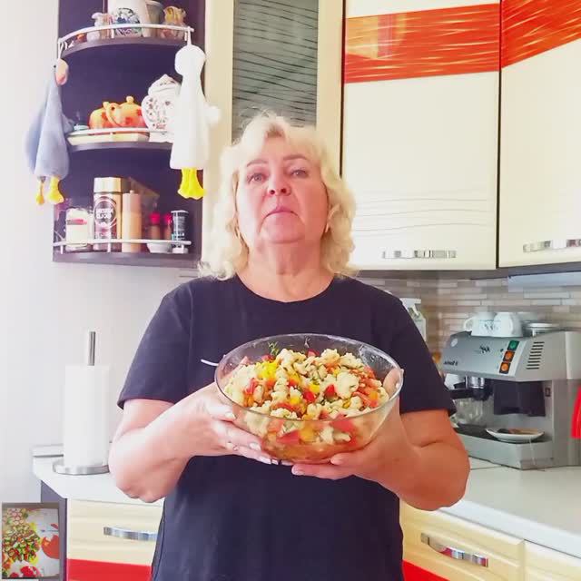 Салат 🥗 из цветной капусты 🥦🥦🥦, с болгарский перцем и помидорами 🍅🍅🍅 смотреть онлайн