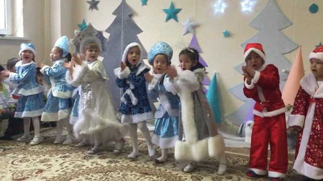 Детские песни к новому году, утренники в Всезнайке. смотреть онлайн