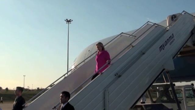 Secretary of State Hillary Clinton arrives at Nay Pyi Taw смотреть онлайн