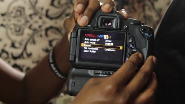 How to Format a Memory Card for a Canon Camera : Basic Photography смотреть онлайн