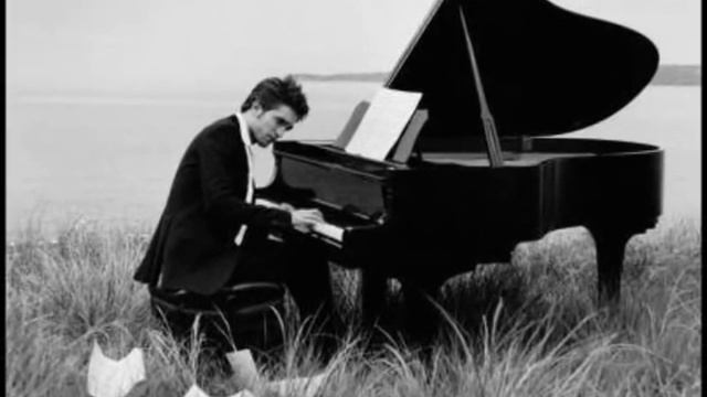 Robert pattinson - Piano смотреть онлайн