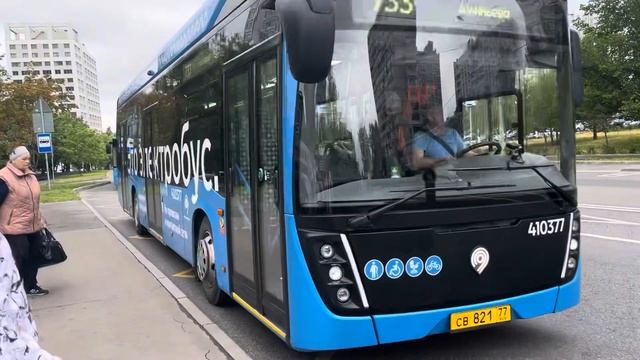 Электробус 733 прибывает на остановку Центр досуга Кунцево за ним автобус М35 гармошка смотреть онлайн