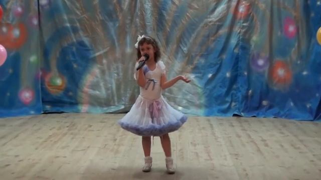 Полина Гурова, 5,5 лет, "Разноцветная игра" (Слова Л.Рубальской, Музыка Б.Савельева) смотреть онлайн