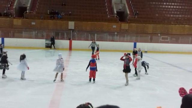 Первый танец команды фигуристов-малышей и ёлка на льду, Тольятти, 29.12.2018 смотреть онлайн