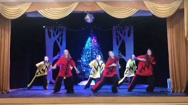 Новогодний танец «С хеппи нью Э!» #dance смотреть онлайн