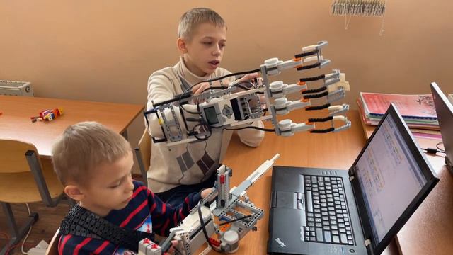 Влад Берг представляют "Автоматическую руку и оружие". смотреть онлайн