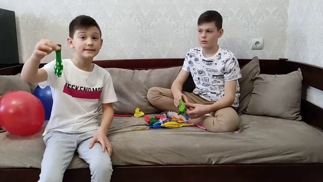 Играем воздушными шариками изучая цвета. смотреть онлайн