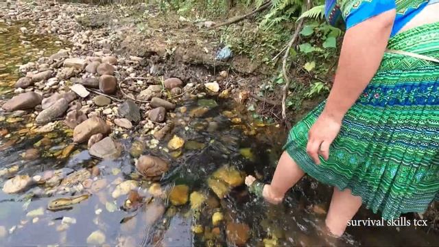How to catch fish with smart hands, catch fish naturally in a wild lake, survival instinct смотреть онлайн