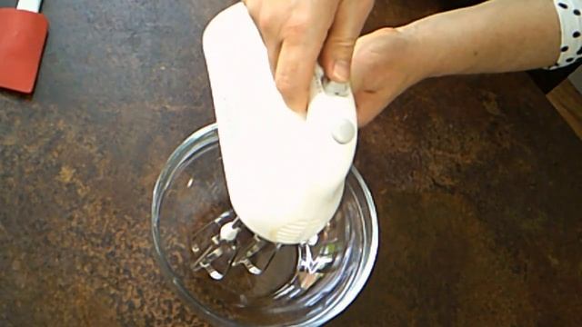 Using a Hand Held Electric Whisk (YR7) смотреть онлайн