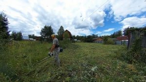 Покос травы на дачном участке. Бензокоса Hundai z525.
