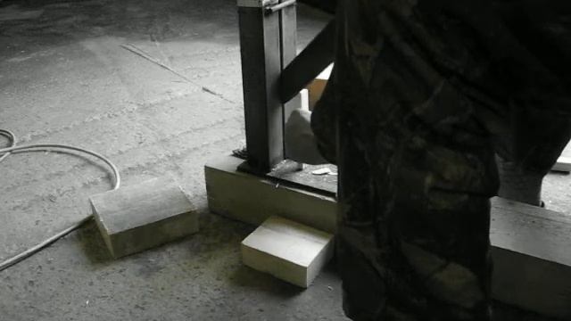 Отрубил палец топором один мужик себе, когда щепки рубил. смотреть онлайн