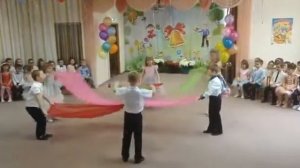 Залипательный детский танец с полотнами? на выпускном у Артёма в саду.  Очень мне понравился???