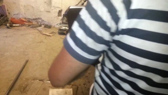 Режит крыло лобзиком. Жесть смотреть всем смотреть онлайн