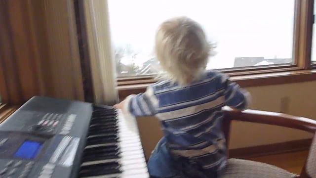 Andy playing Yamaha PSR-E423 смотреть онлайн