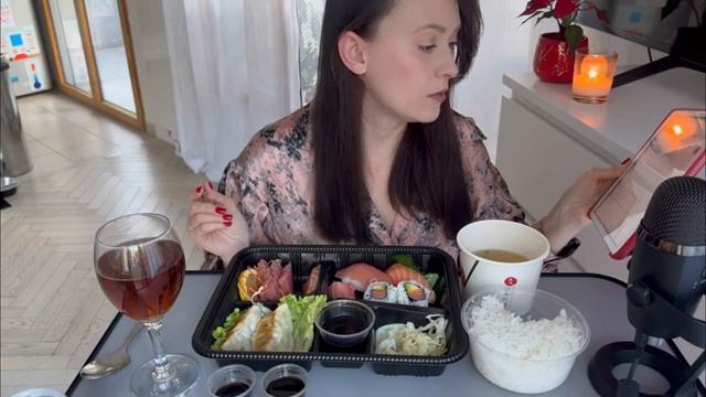 16. МУКБАНГ СУШИ БЕНТО ? / ОТВЕТЫ НА ВОПРОСЫ / YanaEats смотреть онлайн