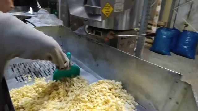 Как делают попкорн в в промышленном обьеме. Очень много попкорна. смотреть онлайн