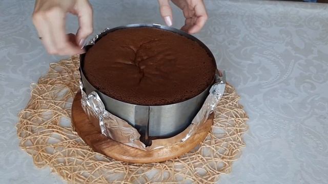 ШИФОНОВЫЙ ШОКОЛАДНЫЙ БИСКВИТ/ БИСКВИТ НА 5 ЯИЦ/ШОКОЛАДНЫЙ БИСКВИТ #выпечка #бисквит #рецепты смотреть онлайн