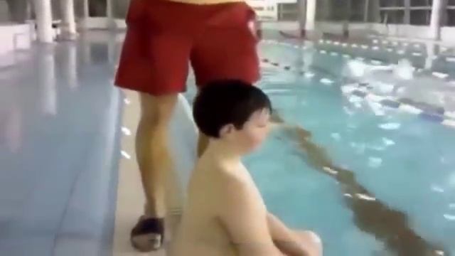 Прикол, как правильно одевать шапку в бассейне смотреть онлайн