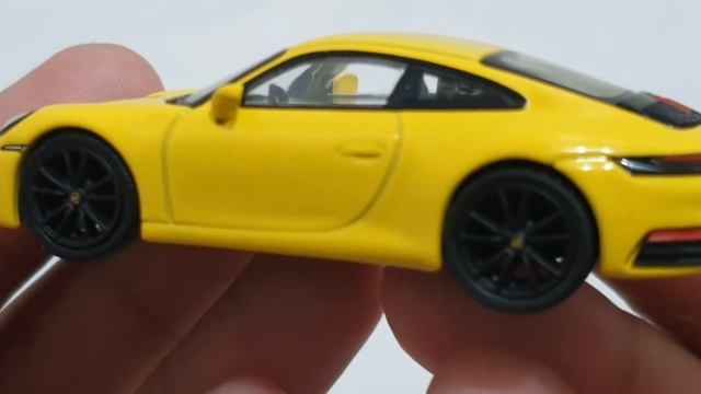MINI GT Porsche 911 Carrera 4S Racing Yellow / No. 252 Unboxing смотреть онлайн