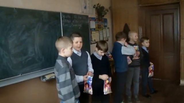 Мальчики поздравляют девочек с 8 Марта!!! смотреть онлайн