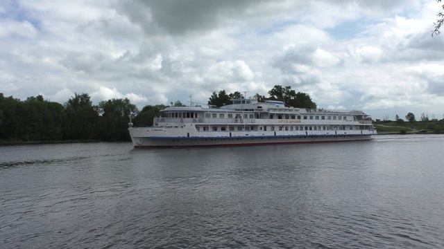 Круизный теплоход Сергей Образцов идет вверх по Москва-реке смотреть онлайн