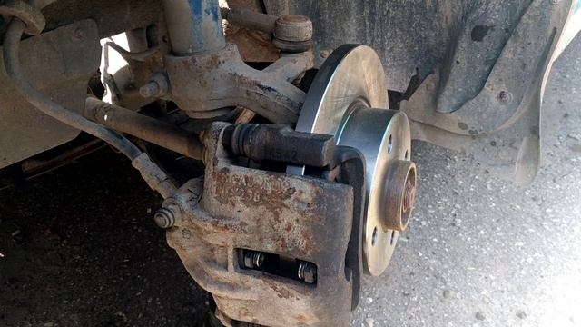 Замена тормозных дисков и колодок Skoda Felicia смотреть онлайн