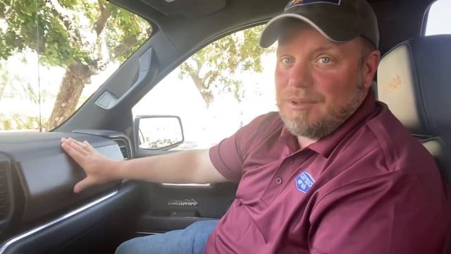 Live with refreshed 2022 Chevy Silverado, new interior! смотреть онлайн