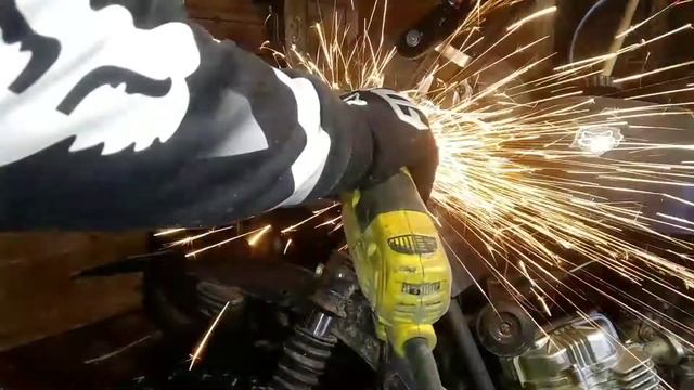 ОТПИЛИЛ ВСЕ ЛИШНЕЕ С МОТОЦИКЛА/ ЭНДУРО ИЗ ХЛАМА/ SAWED OFF ALL THE EXCESS FROM THE MOTORCYCLE смотреть онлайн