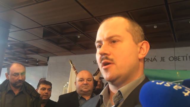 Kotleba: Nadávky v divadle mu prekážajú, proti utečencom nie смотреть онлайн