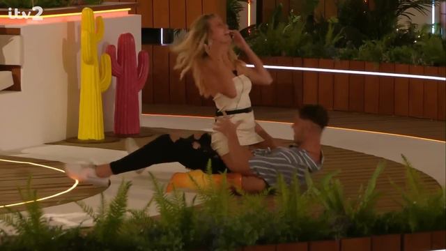 A game of dares spices things up with the Islanders! ❤️🔥 | Love Island 2022 смотреть онлайн