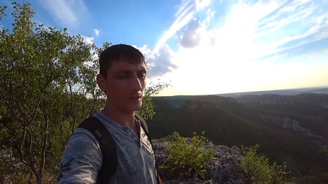 Пещерный город Мангуп-Кале. Прямоугольное Марсианское озеро бирюзового цвета смотреть онлайн